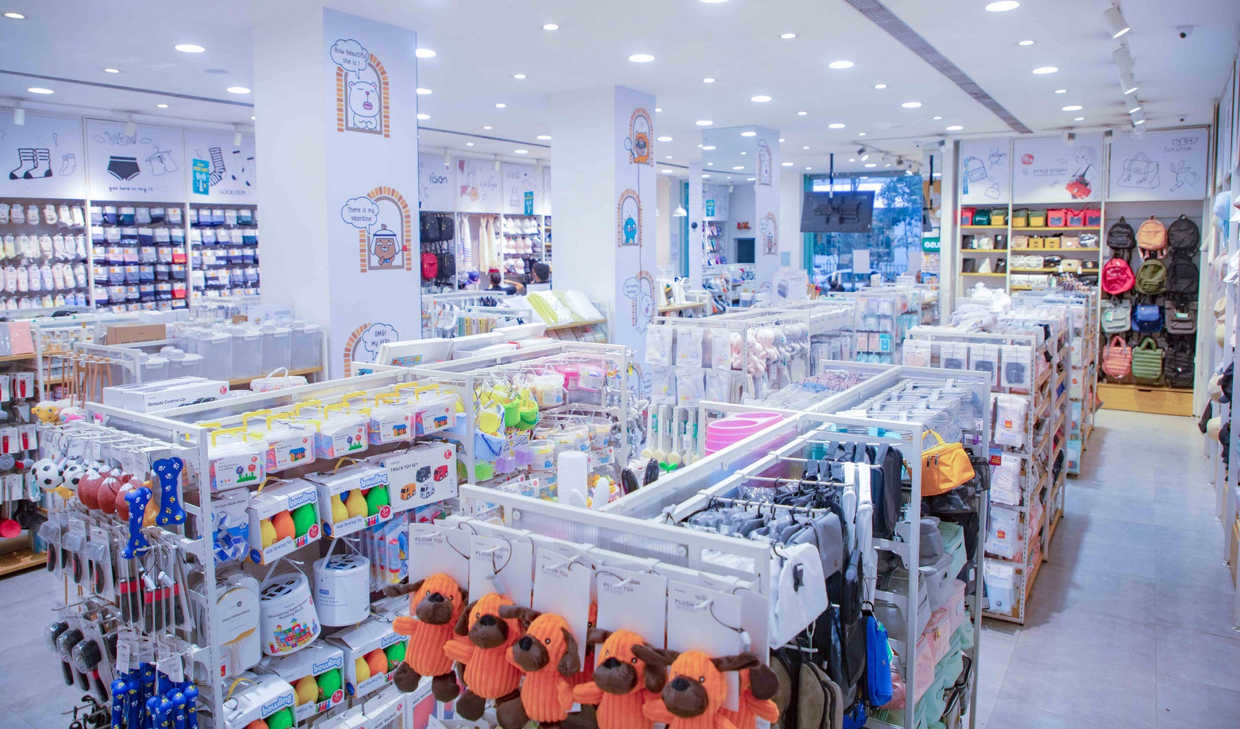 Exposición de productos en una tienda MUMUSO